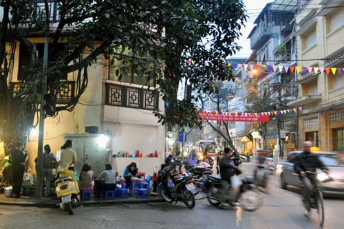 Quán mỳ gà tần rất bé, nằm đúng ngã tư giao với Hàng Cân.