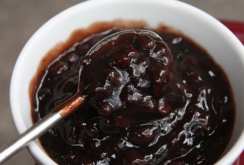 Chè đỗ đen đặc sánh, ngọt thơm của quán.