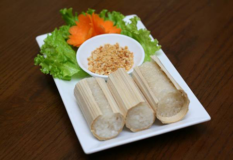 Cơm lam nướng trong ống thơm vị gạo nếp mới.