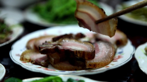 Ngon lắm, thịt ba chỉ hấp! - Ảnh: Băng Giang