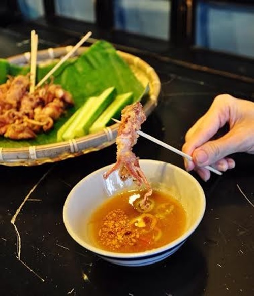 Mực chiên giỏn chấm mắm me hấp dẫn.