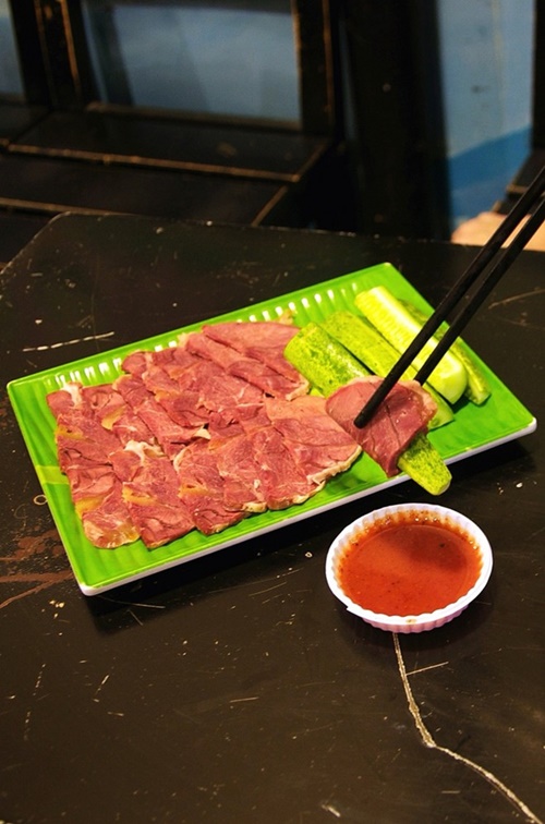 Bắp bò muối chua, mặn trọn vị với tương ớt cay nồng.
