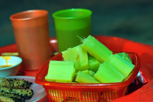 Rổ mía nướng 20.000 đồng/2 tấm.