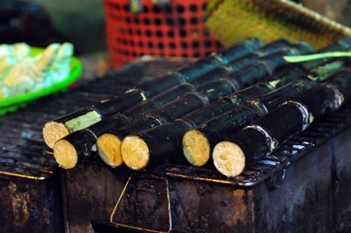 Mía nướng trên than hoa.