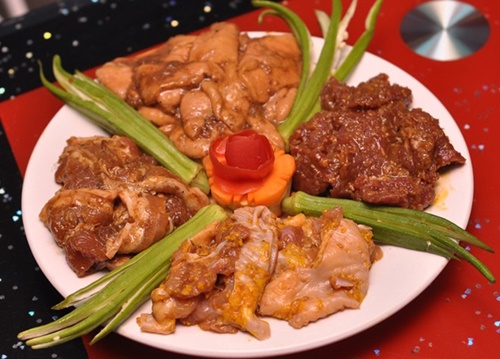 Đĩa thứ 2 còn "đã" mắt hơn với nầm, bò, ba chỉ, thịt gà.