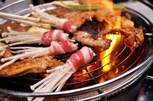 Bạn có thể gọi thêm một số món "đặc chủng" như bò cuốn nấm kím châm cho bữa nướng hoàn hảo.