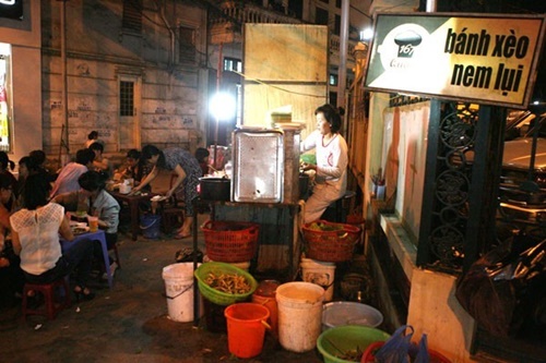 Quán bánh xèo nem lụi đắt khách ở đầu ngõ 167 Đội Cấn.