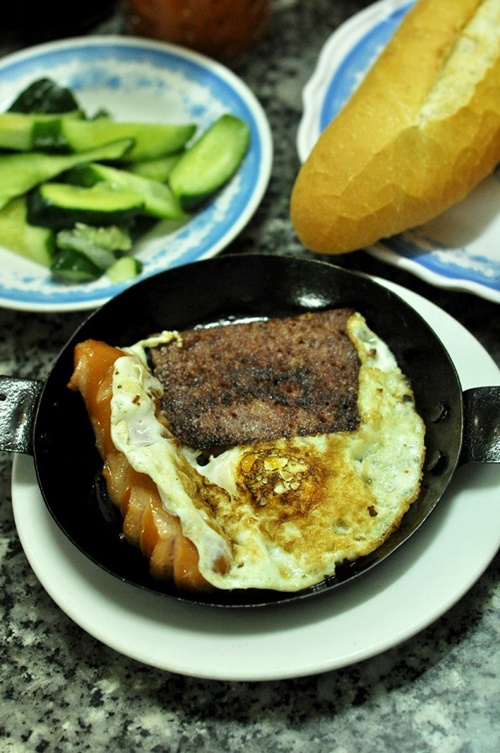 Suất bánh mì chảo 25.000 đồng.