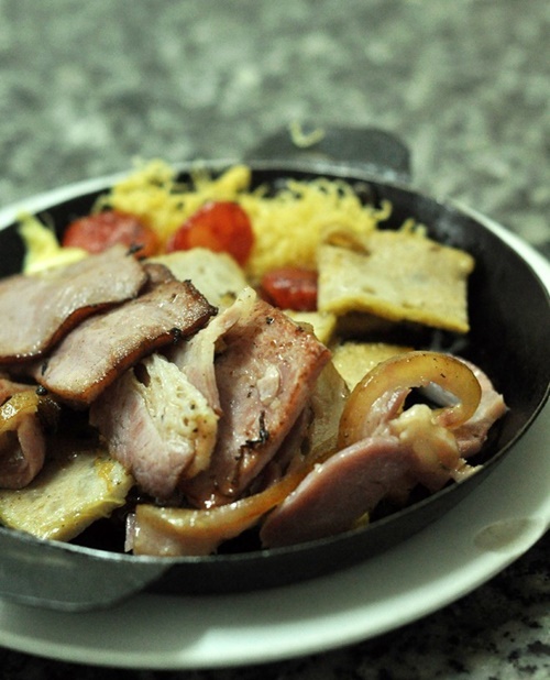 Suất bánh mì này nhiều món "sang chảnh" hơn nên có giá 65.000 đồng.