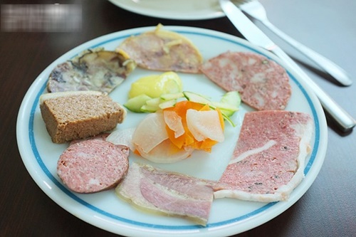 Các món ăn quen thuộc do nhà hàng Nguyên Sinh. Ảnh Sài Gòn Ẩm Thực.