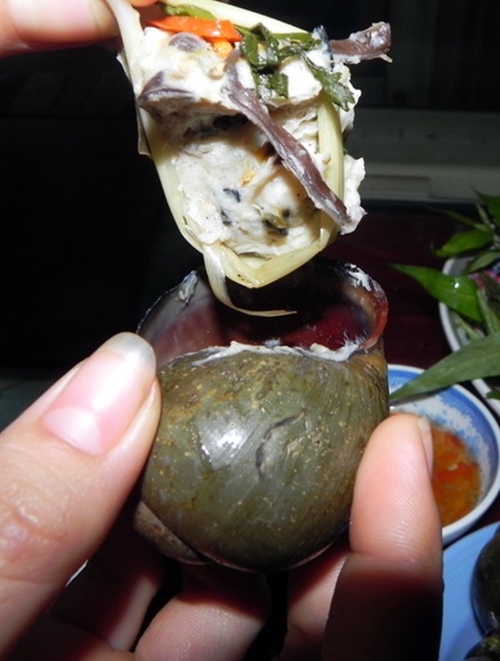 Bên trong là thịt , bơ, ốc băm cuộn sả thật thú vị