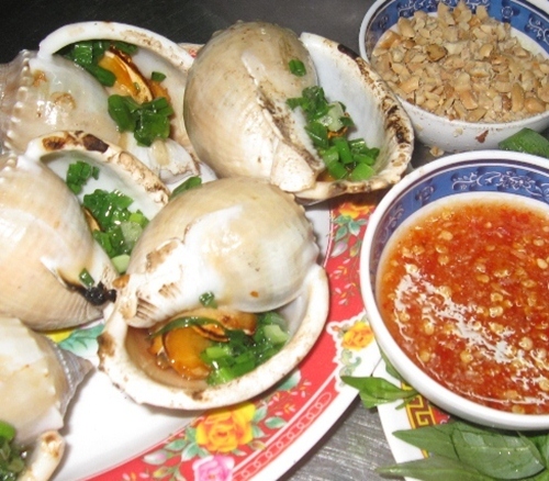 Điểm đặc biệt nằm ở gia vị và những chén nước mắm ớt rất tuyệt khi chấm vào