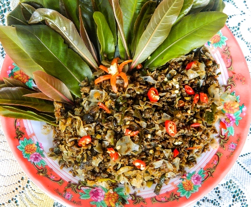 Thịt chuột xào ăn với đọt lộc vừng.