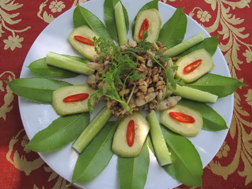 Dĩa mắm ong rừng và các loại rau ghém ăn kèm - Ảnh: Thanh Tâm