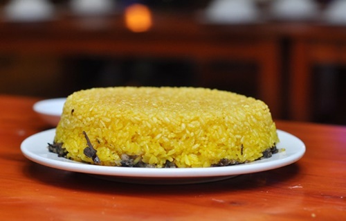 Đĩa xôi ốc trông khá hấp dẫn. 