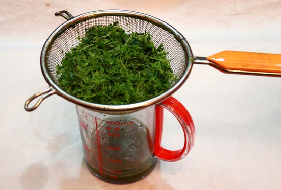 Lá dứa rửa sạch, chần qua nước sôi, cắt nhỏ, xay nhuyễn lấy nước để làm phần vỏ bột màu xanh.