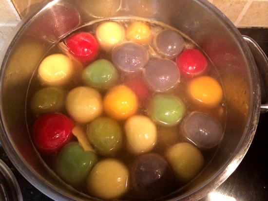 Đun nồi nước sôi, thả bánh vào luộc, bánh nổi chín vớt ra cho vào nồi nước đường có chút gừng thái lát mỏng.