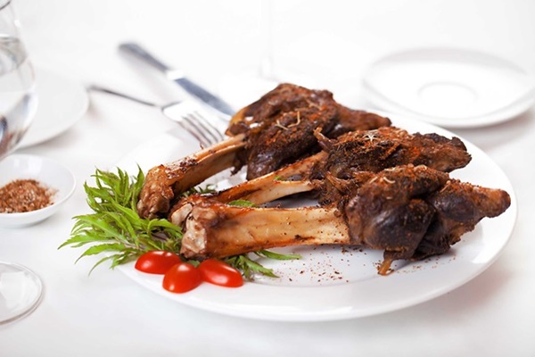 Đùi cừu nướng đặc biệt.