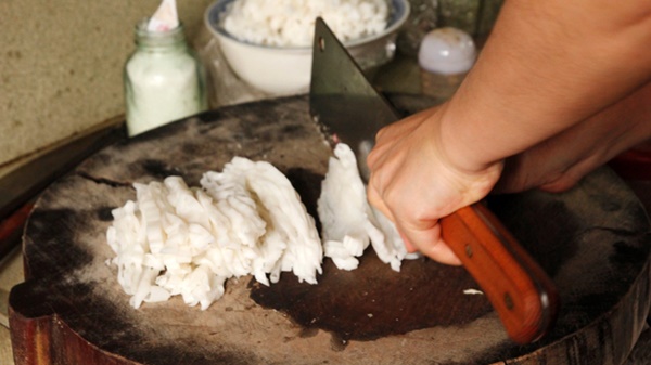 Bánh phở được người chế biến thái thoăn thoắt bằng tay - Ảnh: Hà Trang