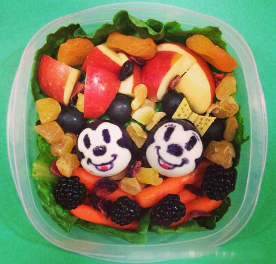 Chuột Mickey và Minnie lúc nào cũng vui vẻ.