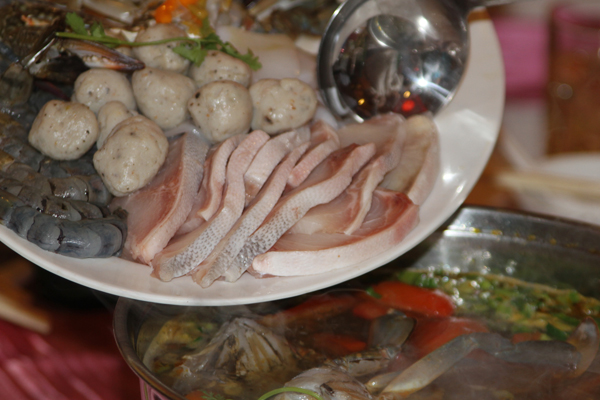Cá bống mú, tôm, chả cá..