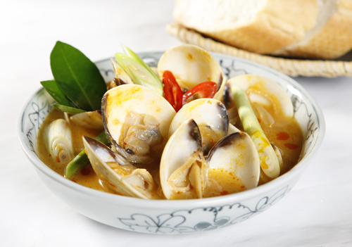 Nghêu hấp sa tế và lá chanh