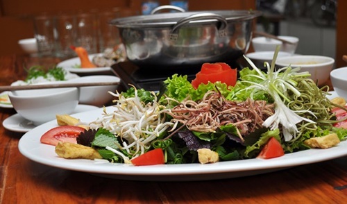 Rau muống chẻ, hoa chuối, tía tô... ăn kèm.