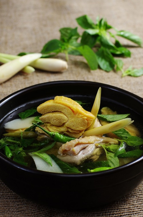Lẩu gà ta nấu ế trắng.