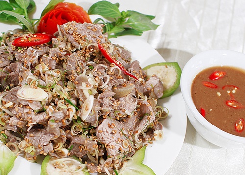 Món dê tái chanh thơm ngon của quán lẩu dê Năm Huỳnh 