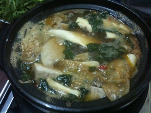 Lẩu dê ở đây có đủ cật, móng dựng, bẹ sườn rất ngon miệng