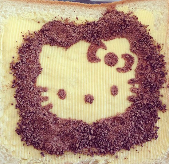 Bánh sandwich phết bơ và vụn chocolate.