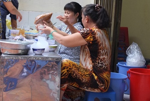 Quán luôn tấp nập thực khách ra vào