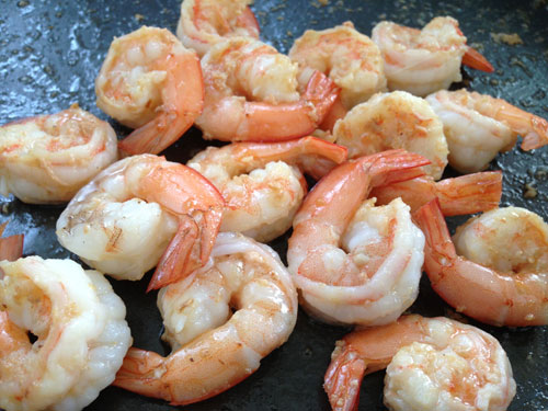 Phi hành thơm, cho tôm vào xào chín.