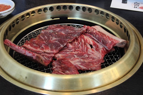 Những dải sườn lớn sẽ được nướng rồi cắt nhỏ.