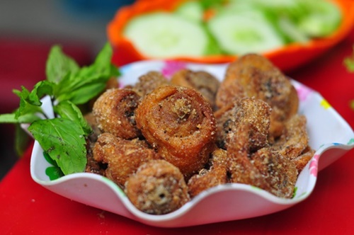 Cổ gà rang muối béo ngậy 45.000 đồng/đĩa.