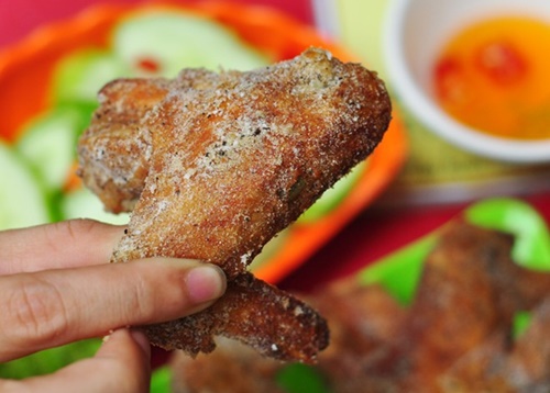 Cánh gà rang muối 20.000 đồng/chiếc.