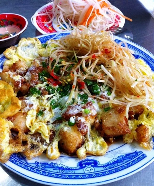 Bột bánh mịn được áo một lớp trứng và đu đủ chua chua ngọt ngọt 