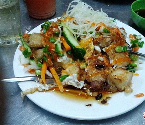 Bột chiên quyện với nước chấm ngon tạo nên hương vị đậm đà khó phai