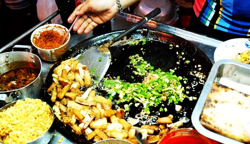 Bánh kết hợp hài hòa với hành lá, cải xá bấu, tỏi và ớt bột khiến dĩa bột chiên ngon lạ
