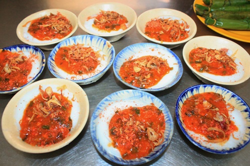 Bánh bèo chén đậm đà với tôm, thịt và nấm mèo