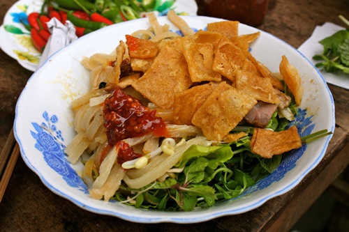 Cao Lầu hòa quyện nhiều nguyên liệu và gia vị rất lôi cuốn