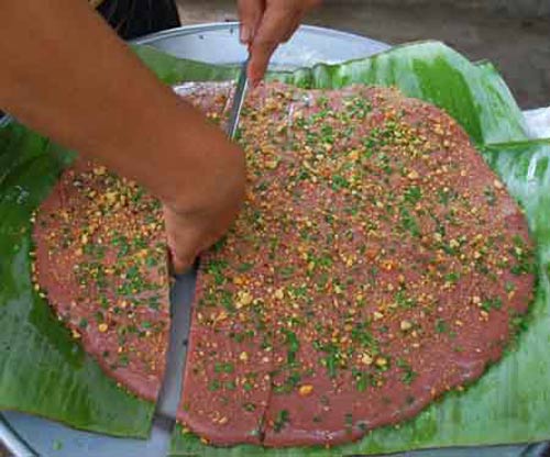 Bánh đúc được làm từ gạo nâu nên có màu rất đặc trưng