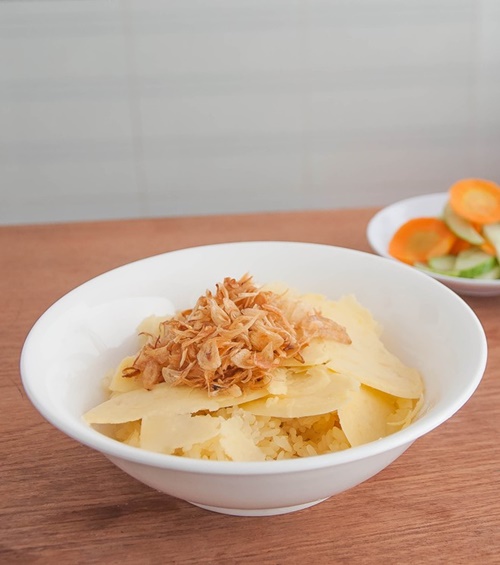 Xôi xéo có vị dẻo của xôi, bùi của đậu xanh, thơm giòn của hành phi.