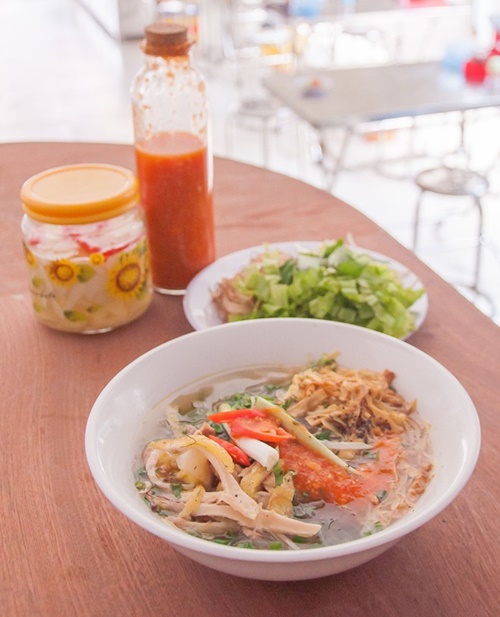Miến gà ghi điểm với phần thịt dai chắc, nước dùng thơm đậm.
