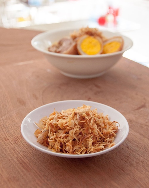 Hành phi tại quán có màu vàng ươm, thơm giòn, không khét cháy khi thưởng thức.