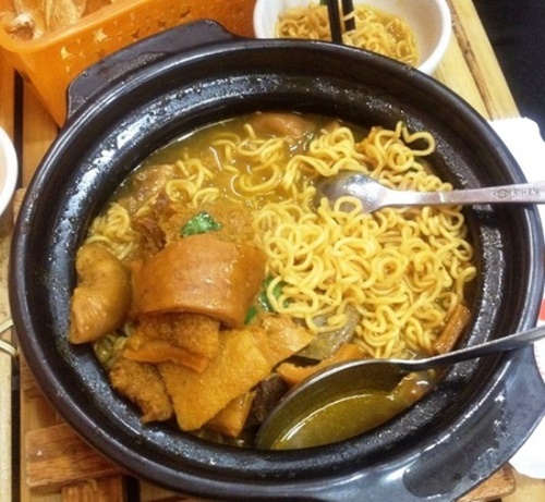 Phá lấu ăn kèm với mì tôm
