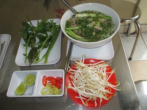 Một tô phở đầy ắp và nhiều thịt cùng đủ loại rau sống