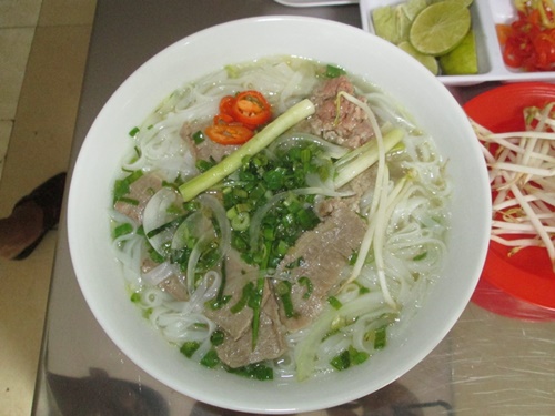 Nước dùng trong vắt nhưng đậm đà và có vị ngọt thanh rất dễ chịu.