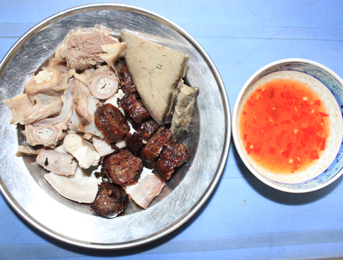 Lòng chấm với nước mắm chua ngọt rất hấp dẫn