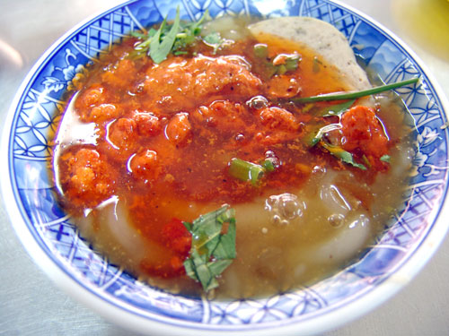 Bánh canh Nam Phổ với màu đỏ đặc trưng